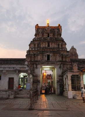 Вход в храм Вирупакши